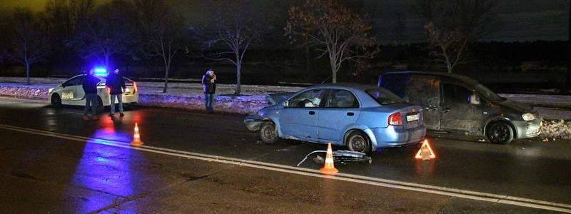 На Троещине Volkswagen развернуло на дороге и выкинуло на встречку: пострадали два человека