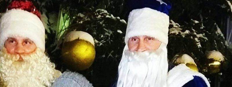 Братья Кличко переоделись в Дедов Морозов и прошлись по Киеву