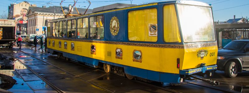 В Киеве появился новогодний трамвай для детей