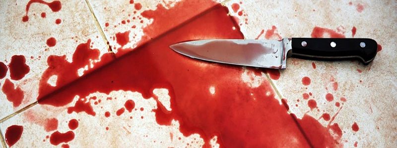 В Киеве покупатель изрезал продавца магазина ножом: пострадавшая в реанимации