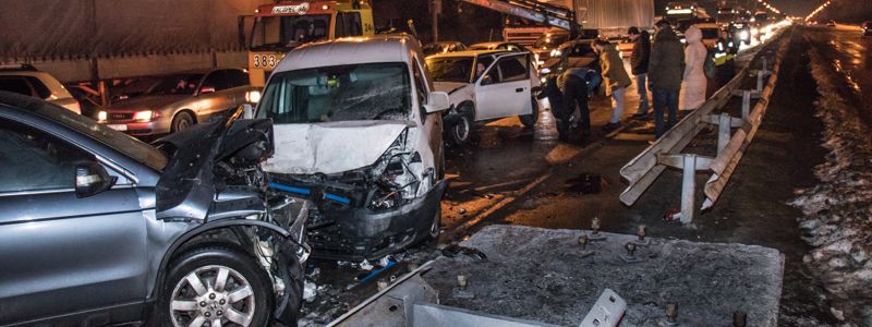 В Киеве Honda протаранила четыре автомобиля и чуть не сбила пешехода