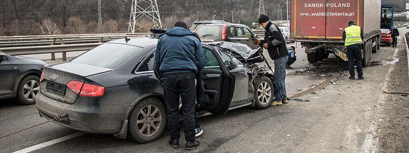 В Киеве возле Южного моста девушка на Audi влетела под фуру с польскими номерами