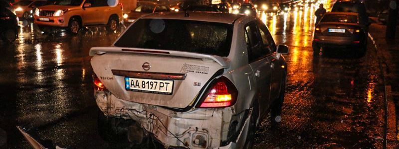 В Киеве Skoda, уклоняясь от нарушителя, врезалась в припаркованный Nissan
