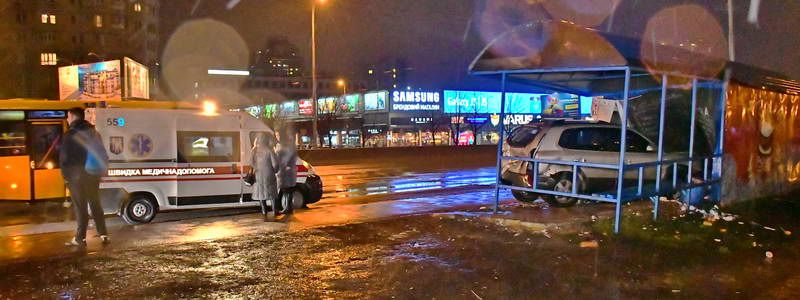 На Палладина Hyundai Tucson после столкновения с эвакуатором влетел в остановку