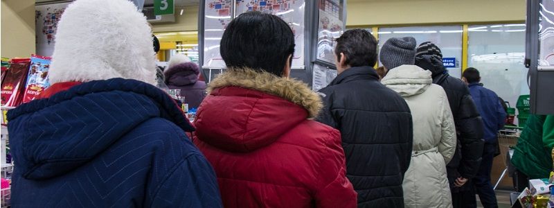 Предновогодний продуктовый бум: в супермаркетах Киева огромные очереди