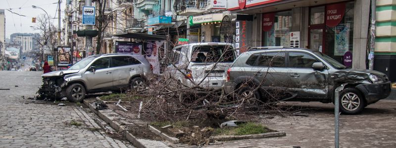 В Киеве KIA протаранил три автомобиля, снес два дерева и въехал в остановку