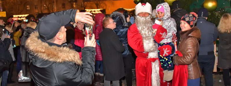 Живая музыка и много селфи: на Софийской площади продолжают отмечать Новый год