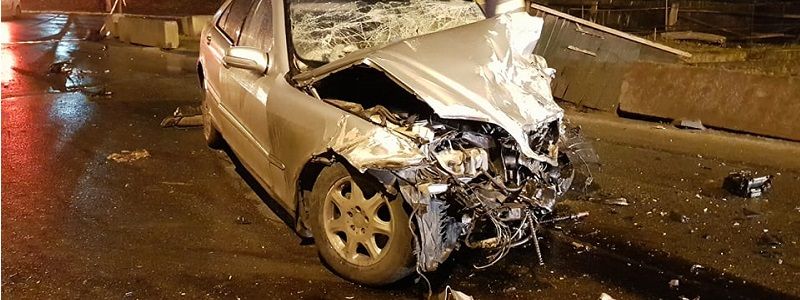 В Киеве Mercedes протаранил Audi: пострадали четверо людей, в том числе ребенок