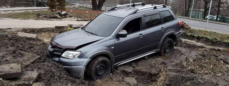 На Русановке внедорожник зарылся в клумбе после погони с полицией