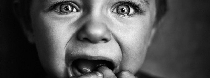 Под Киевом молодая мать от злости переломала кости 9-месячной дочери