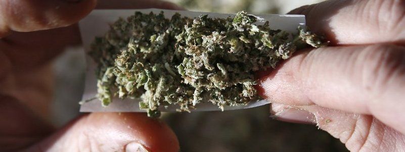 В Киеве мужчина подсказал дорогу незнакомке и нашел у себя в рюкзаке наркотики