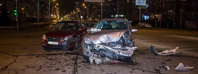 На Троещине Ford Focus пропустил машину и врезался в Hyundai Accent