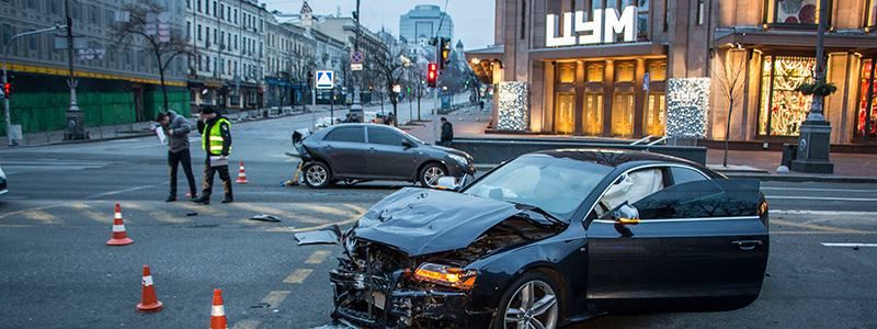 В Рождественское утро на пустом Крещатике дорогу не поделили два авто