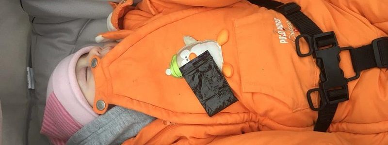 В Киеве родители хранили наркотики у 9-месячной дочки