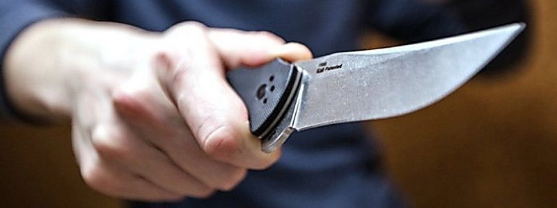 На Троещине молодчик пырнул в шею своего должника
