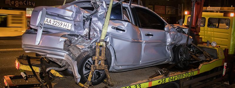 В Киеве на Харьковском шоссе три машины столкнулись из-за пьяных пешеходов