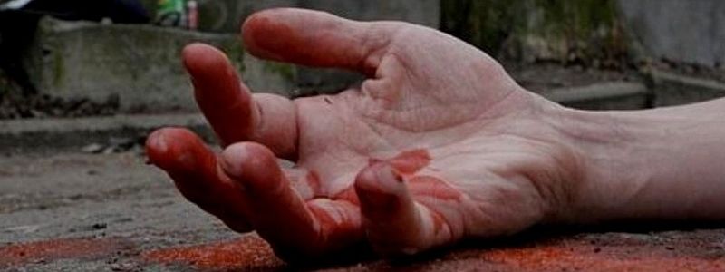 В Киеве мужчину побили и выбросили из окна из-за девушки