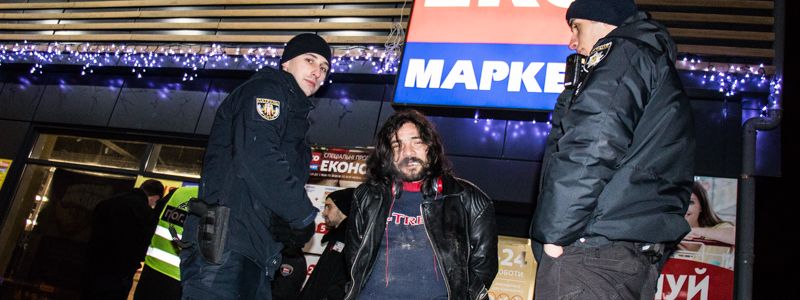 В Киеве музыкант пырнул ножом парня за кражу планшета