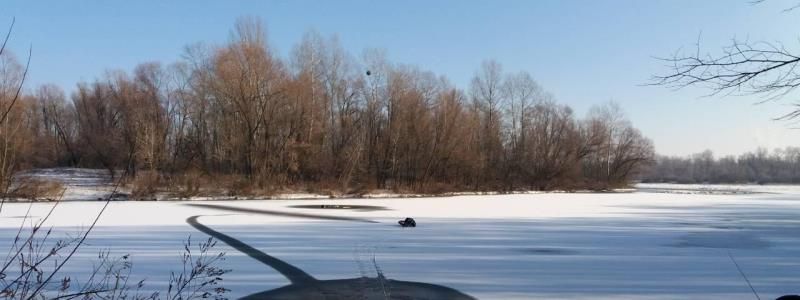 Под Киевом спасатели достали тело рыбака, провалившегося под лед
