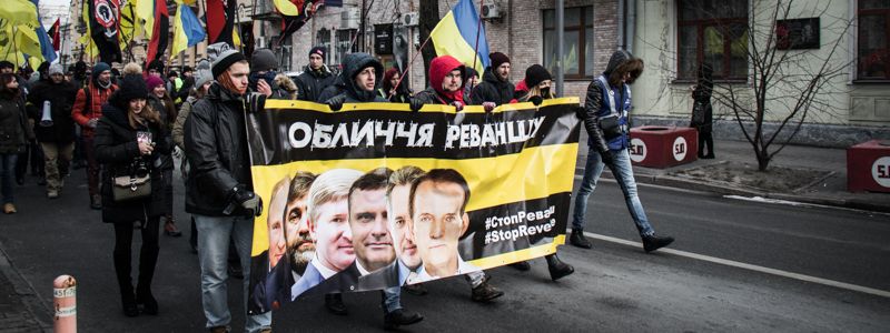 Перцовый газ, огонь и потасовки: что происходило, пока Рада решала судьбу Донбасса