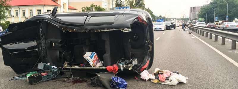 В Киеве возле станции метро «Нивки» Chevrolet лишился крыши и перевернулся: водителя увезли в больницу