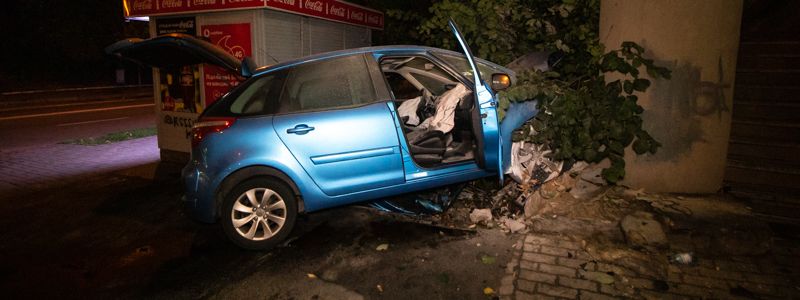 В Киеве на Васильковской Skoda подрезала Citroen, отправила его в дерево и скрылась