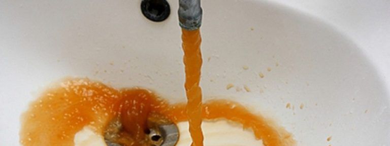 В Киеве у жителей Бортничей и Оболони из кранов потечет грязная вода: когда и почему