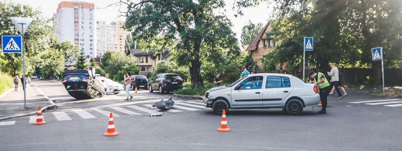 В Киеве на бульваре Вернадского Suzuki не пропустил Renault и перевернулся на крышу