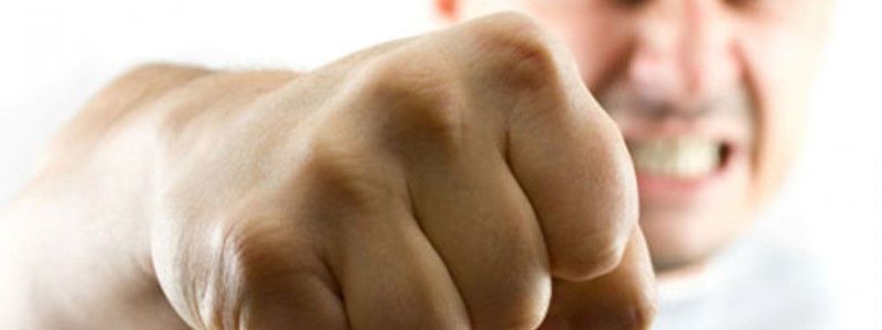 В Киеве голый мужчина избил дедушку и двухлетнего мальчика