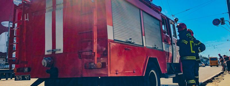 В Киеве во дворе дома сгорели три автомобиля