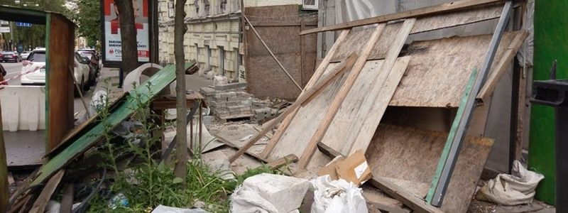 В центре Киева демонтировали забор времен Януковича
