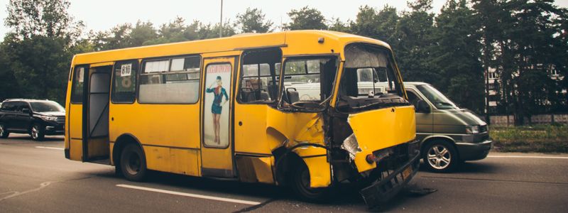 В Киеве на Броварском проспекте «Богдан» с пассажирами влетел в фуру: четыре человека в больнице