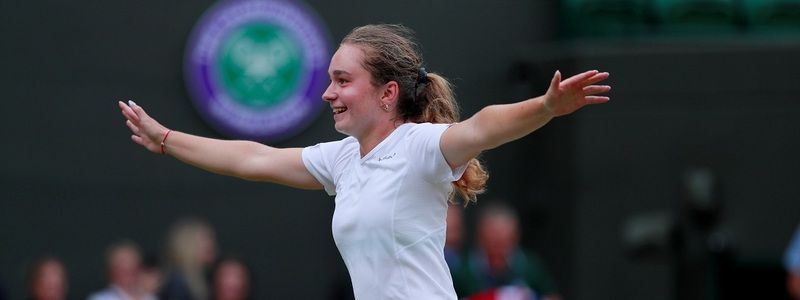 В Киеве обстреляли "112 канал", в Сомали боевики напали на отель, а украинка выиграла Уимблдон: ТОП новостей дня