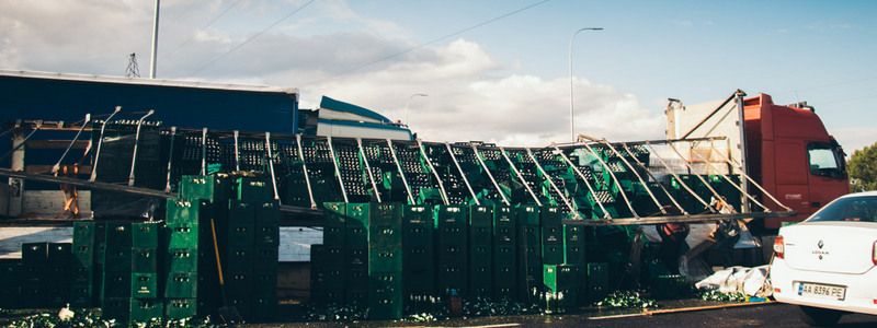 Atlas Weekend в Киеве, трещина на пешеходно-велосипедном мосту и реки пива на Бориспольской трассе: неделя в фото