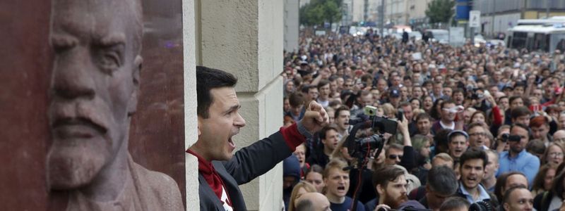 Смертельная авария в Харькове, протесты в Москве и нападение на дом рабочих из Украины в Варшаве: ТОП новостей дня