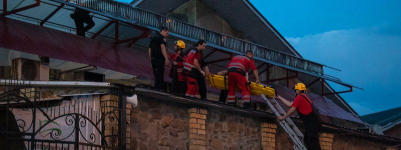 В центре Киева мужчина пытался покончить с собой и сталкивал патрульного с крыши