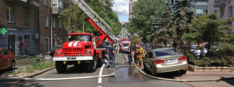 В Киеве на Кловской загорелась квартира: погибла женщина