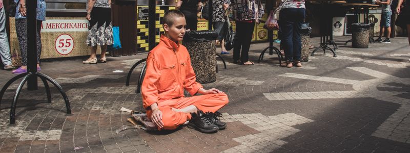 На улицах Киева медитирует девочка в оранжевом костюме: кто она и зачем это делает