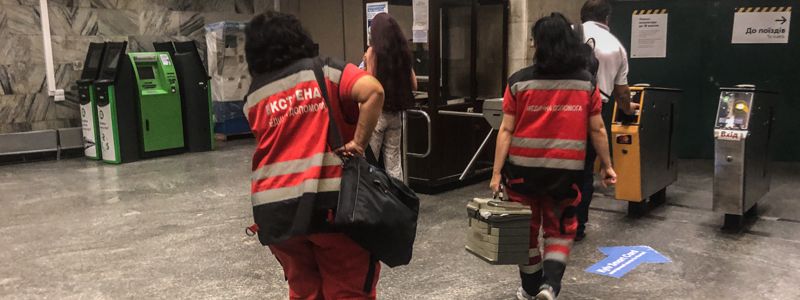 В Киеве на станции метро «Льва Толстого» женщина упала на эскалаторе и разбила голову