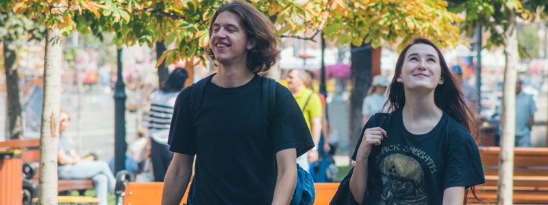 Уставшие, но довольные: как жители Киева проводят последний день перед выходными