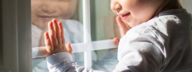 В Киеве трехлетний ребенок выпал с балкона