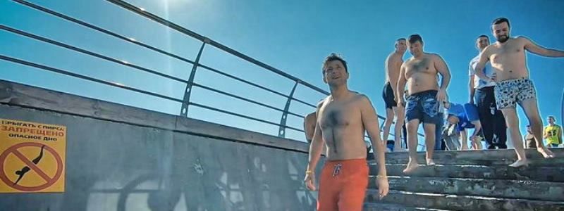 "Везде охрана и боевые водолазы": Зеленский показал, как отдыхает на пляже в Одессе