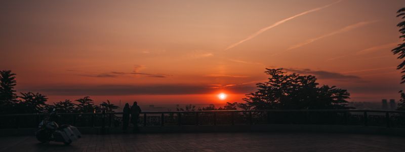 Особый взгляд: как выглядит сонный Киев в розоватых лучах утреннего солнца