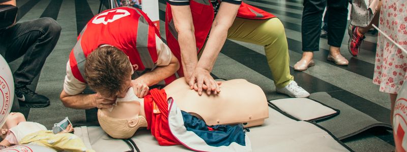 В Киеве на Южном вокзале делали искусственное дыхание куклам: что произошло