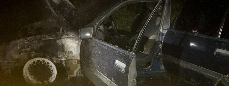 В Киеве на Виноградаре во дворе загорелся Opel