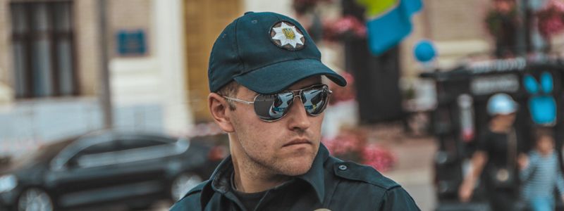 "Белка схватила": под Киевом мужчина с ножом набросился на полицейских