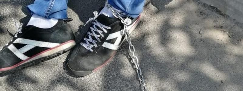 Под Киевом таксист посадил пассажира на цепь в подвале