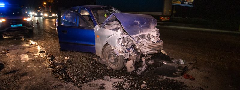 В Киеве на Кольцевой Daewoo влетел в Honda и загорелся: водителя Lanos госпитализировали