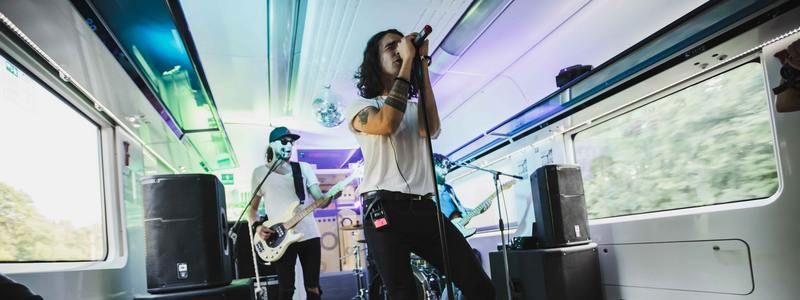 В Интерсити на скорости 140 километров в час: рок-группа Epolets ярко презентовала новую песню