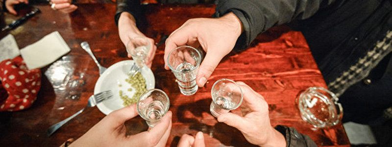 В Киеве 15-летняя девушка с друзьями отравила женщину клофелином в ресторане и ограбила